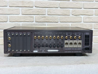 Accuphase DC-300 / С встроенным предварительным усилителем 2